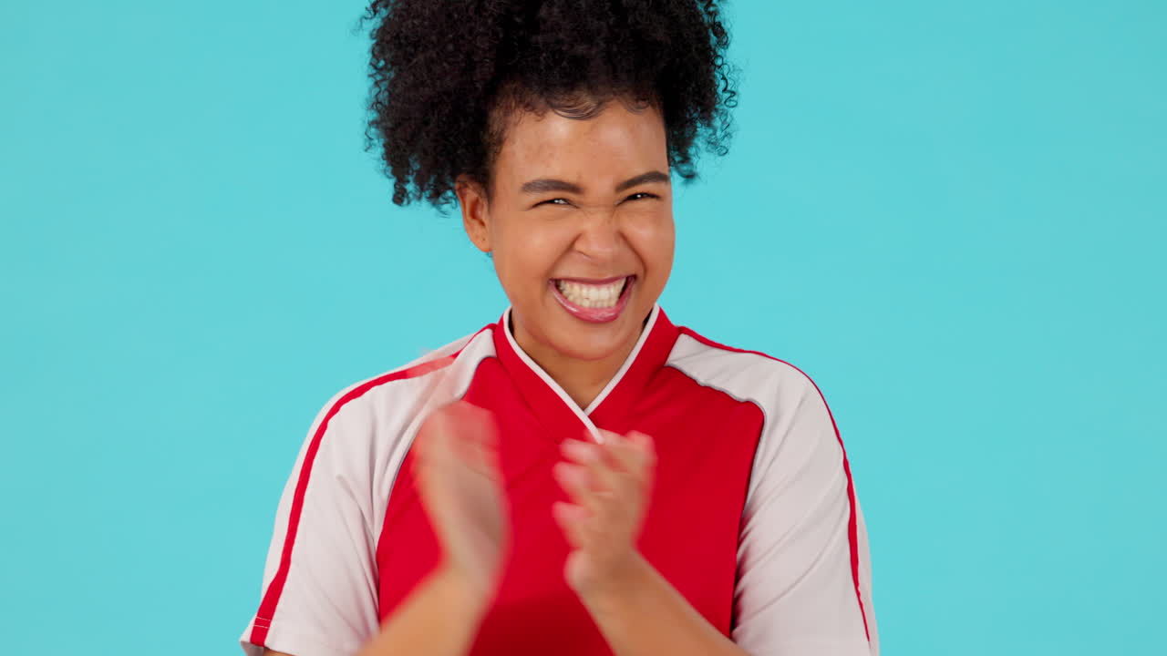 fútbol, cara y mujer aplaudiendo las manos