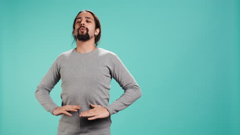 retrato de un hombre zen inhalando y exhalando
