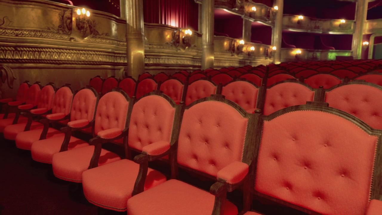 Reich verzierte Auditoriumsitze, gefüllt mit erwartungsvollen Konzertbesuchern