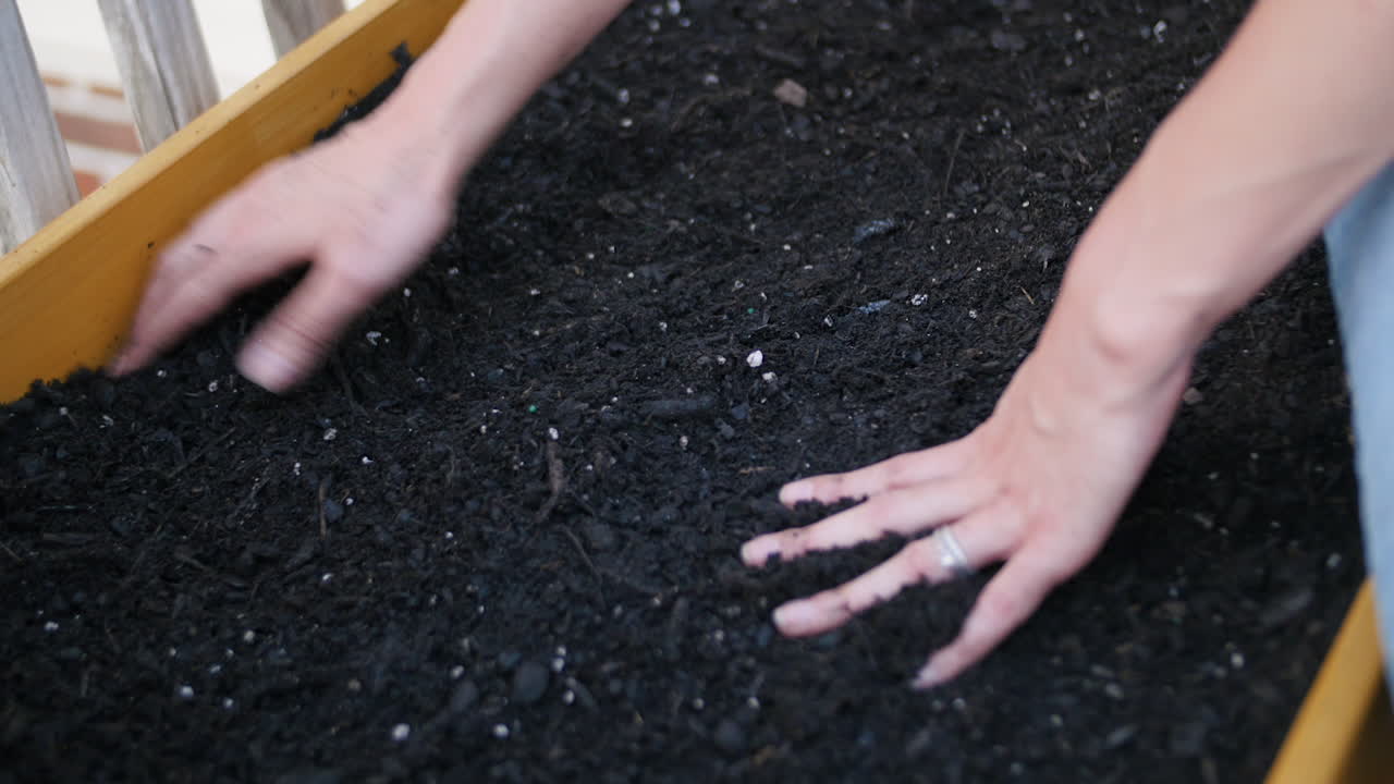 흙과 비료를 옮기는 손