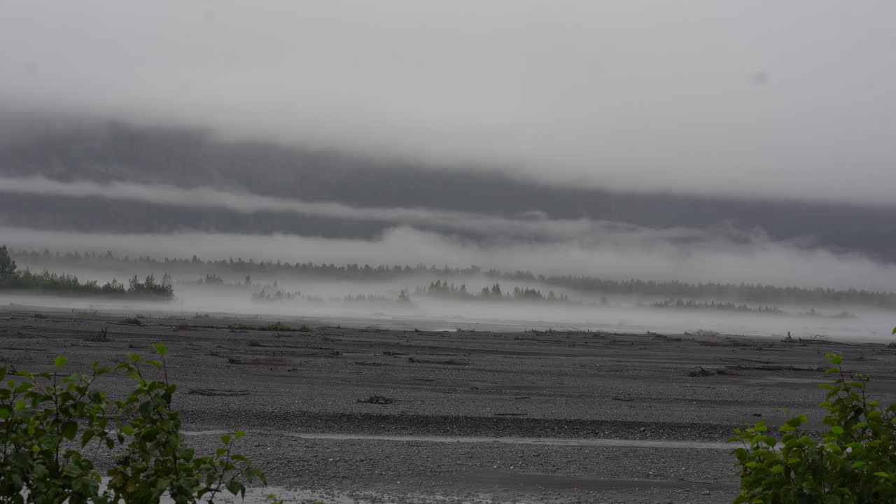구름이 밀려오는 안개 낀 해변
