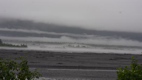 Nebliger-Strand-Mit-Hereinrollenden-Wolken