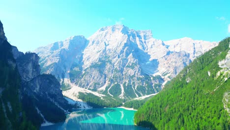 Vista-Del-Lago-Braies-En-Las-Montañas-Dolomitas,-Italia.