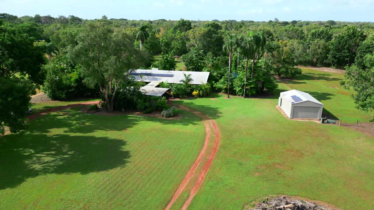 농촌 열대 에스테이트의 공중 드론 외부 먼지 드라이브웨이 오픈 필드, 도리 설립