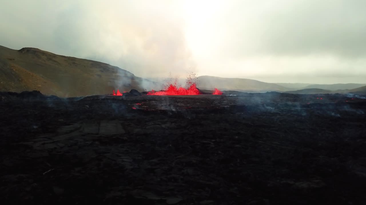 vista aérea del paisaje de magma y lava en erupción en el valle de meradalir, del volcán fagradalsfjall, con humo saliendo