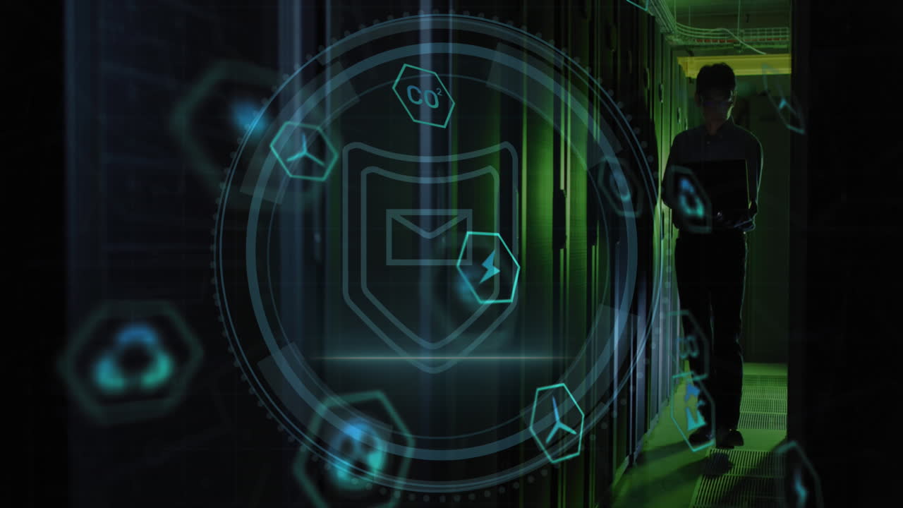 animación de seguridad cibernética y candado con iconos renovables sobre hombre asiático examinando servidores de datos