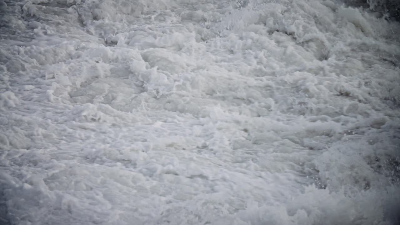 Large waves roll into the coast of Hawaii in slow motion 1