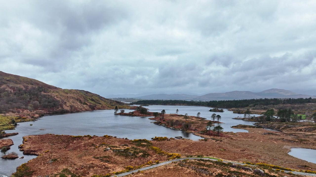 Paesaggio irlandese nelle montagne di Kerry in primavera, un drammatico paesaggio rurale nella valle di Gleninchquin, località epiche.