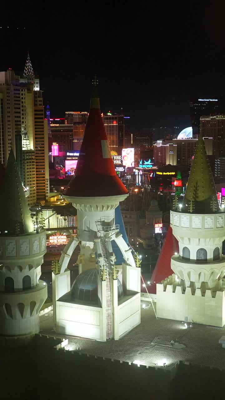 Luftfoto af Excalibur Hotel og Las Vegas Strip om natten