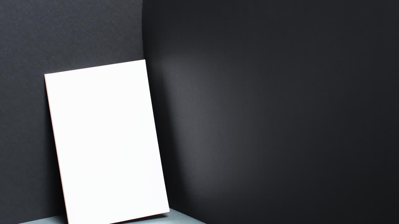 video de un libro con páginas en blanco y espacio de copia en fondo negro