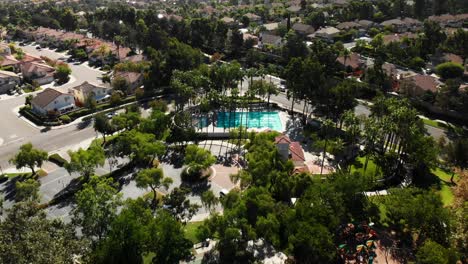 aproximación aérea y sobrevuelo de una piscina comunitaria