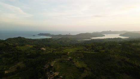 Paisaje-Marino-Al-Sur-De-Lombok-En-Un-Día-Brumoso