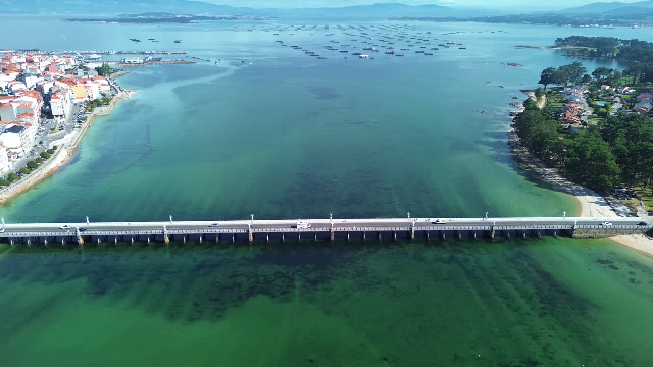 스페인의 폰테베드라에 있는 토자 섬과 다리의 드론 항공 사진