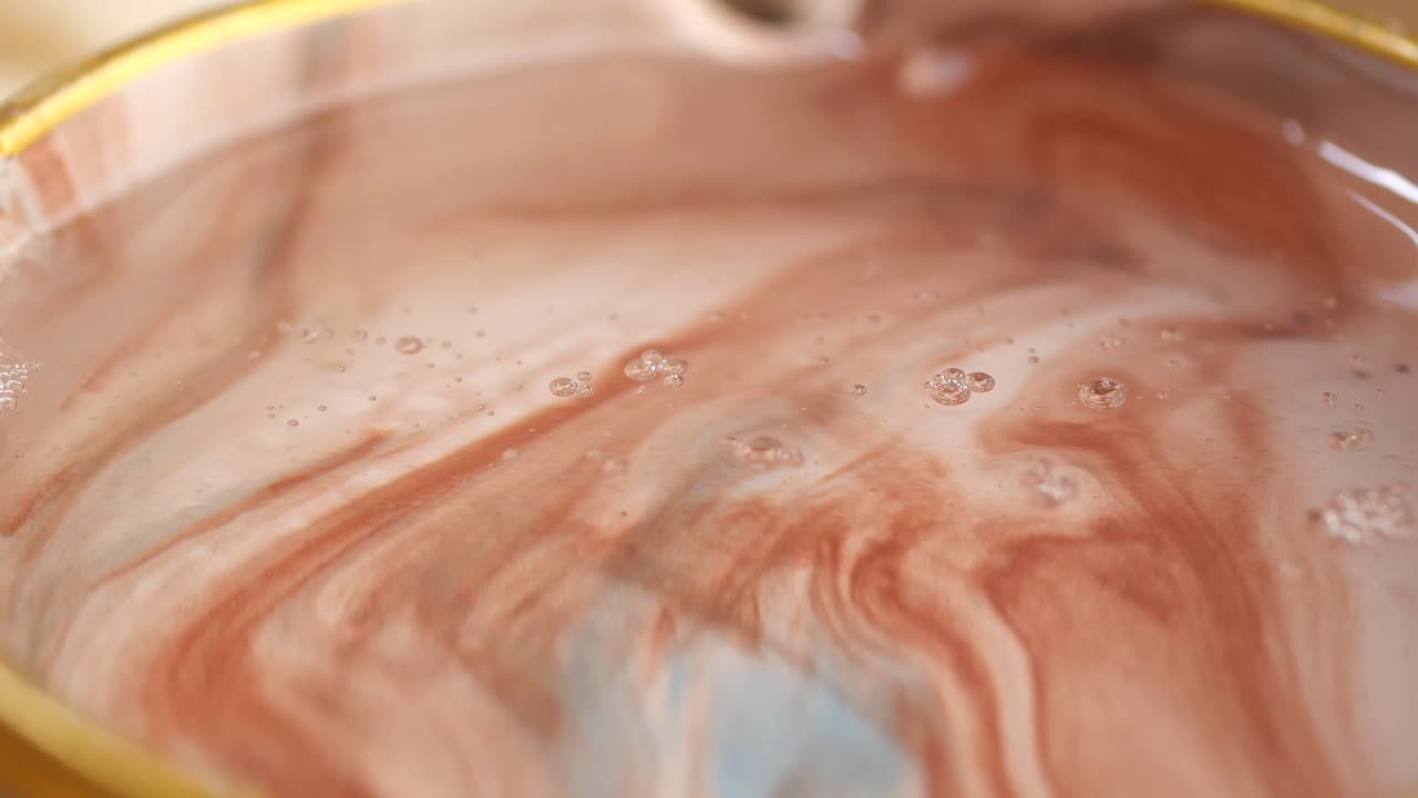 Liquido Marmorizzato in una Ciotola