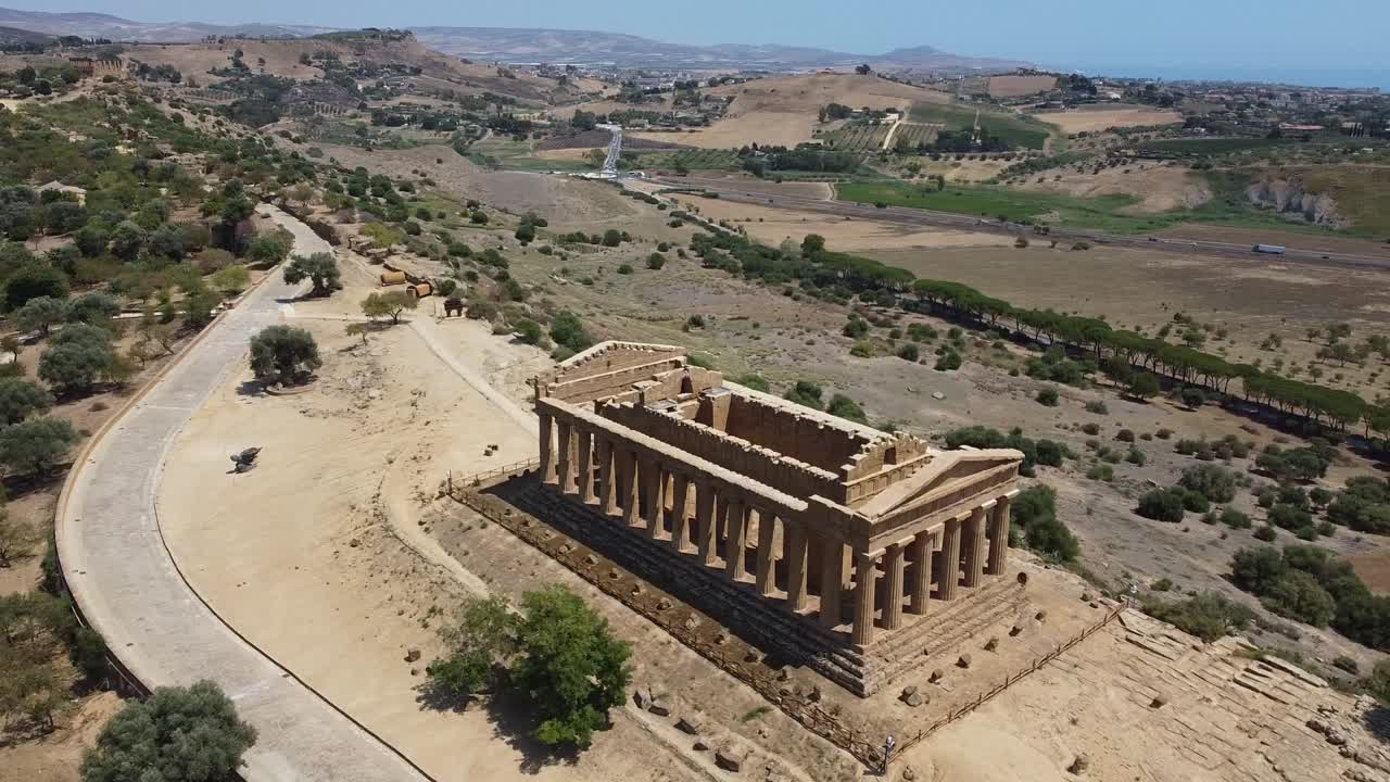 vista aérea del antiguo templo griego y hermoso paisaje montañoso en el fondo, sicilia italia
