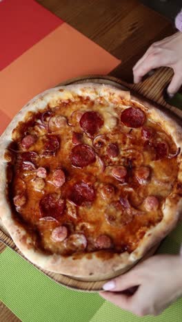 una mujer disfrutando de una pizza de pepperoni.