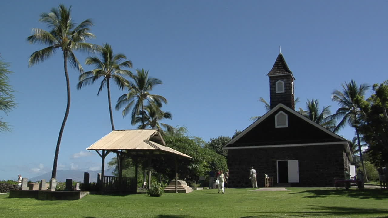 종이 울리면 사람들이 열대 교회에 도착합니다.