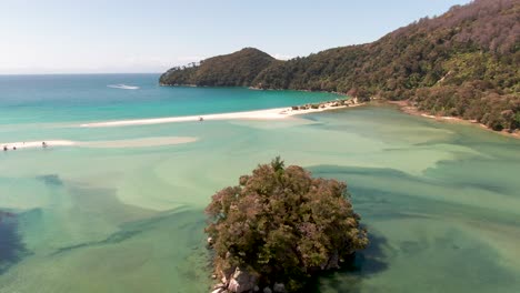 Luftanflug-Auf-Einen-Weißen-Sandstrand-Mit-Türkisblauem-Wasser