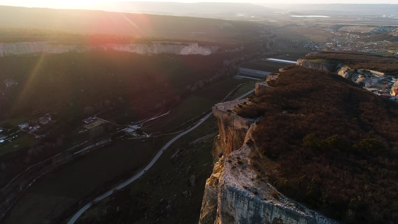 vista aérea de un acantilado y un valle al atardecer