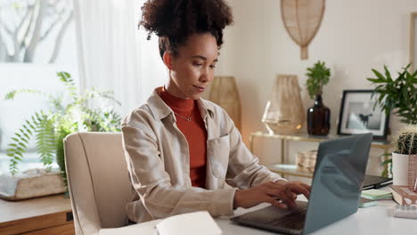 mujer trabajando desde casa en una computadora portátil