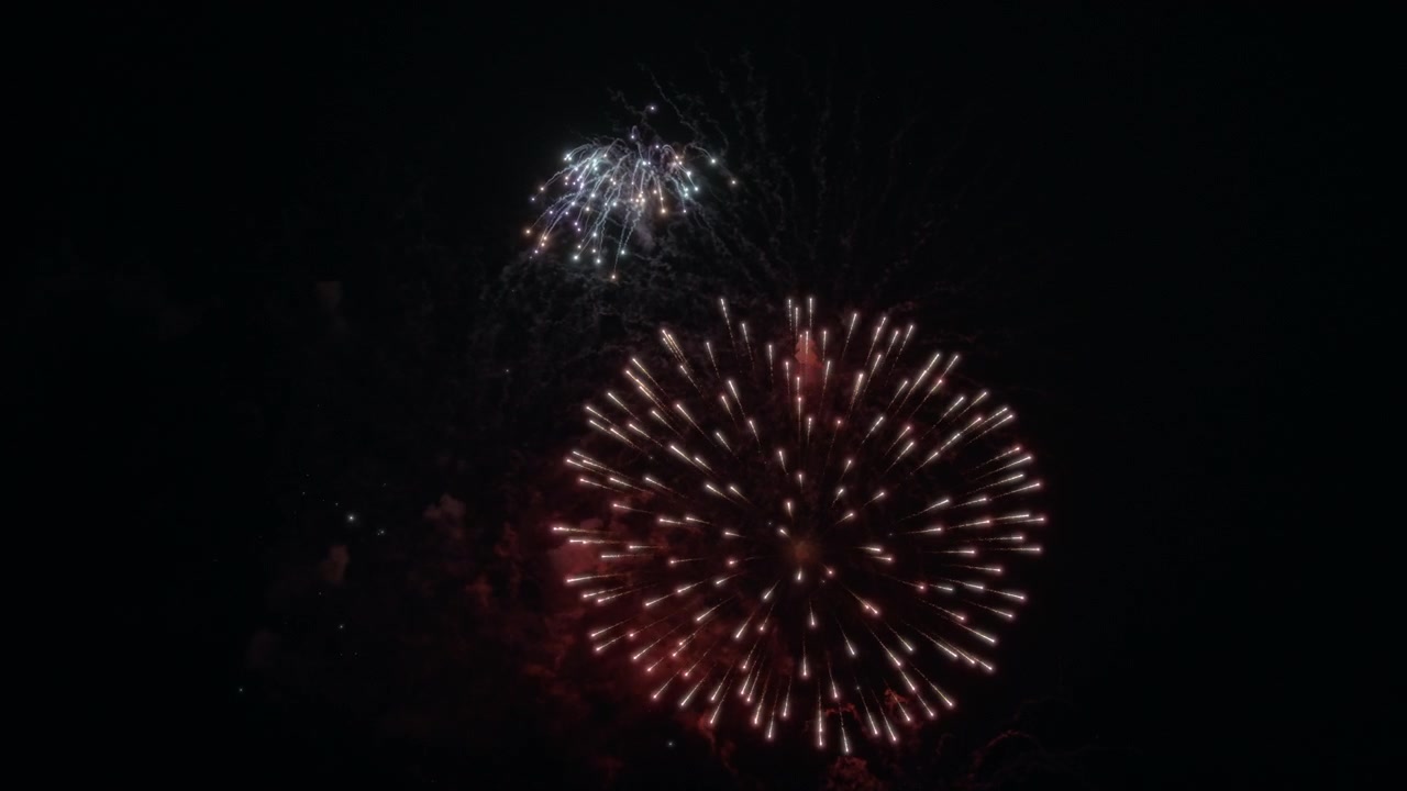 Spettacolo pirotecnico festivo nel cielo notturno