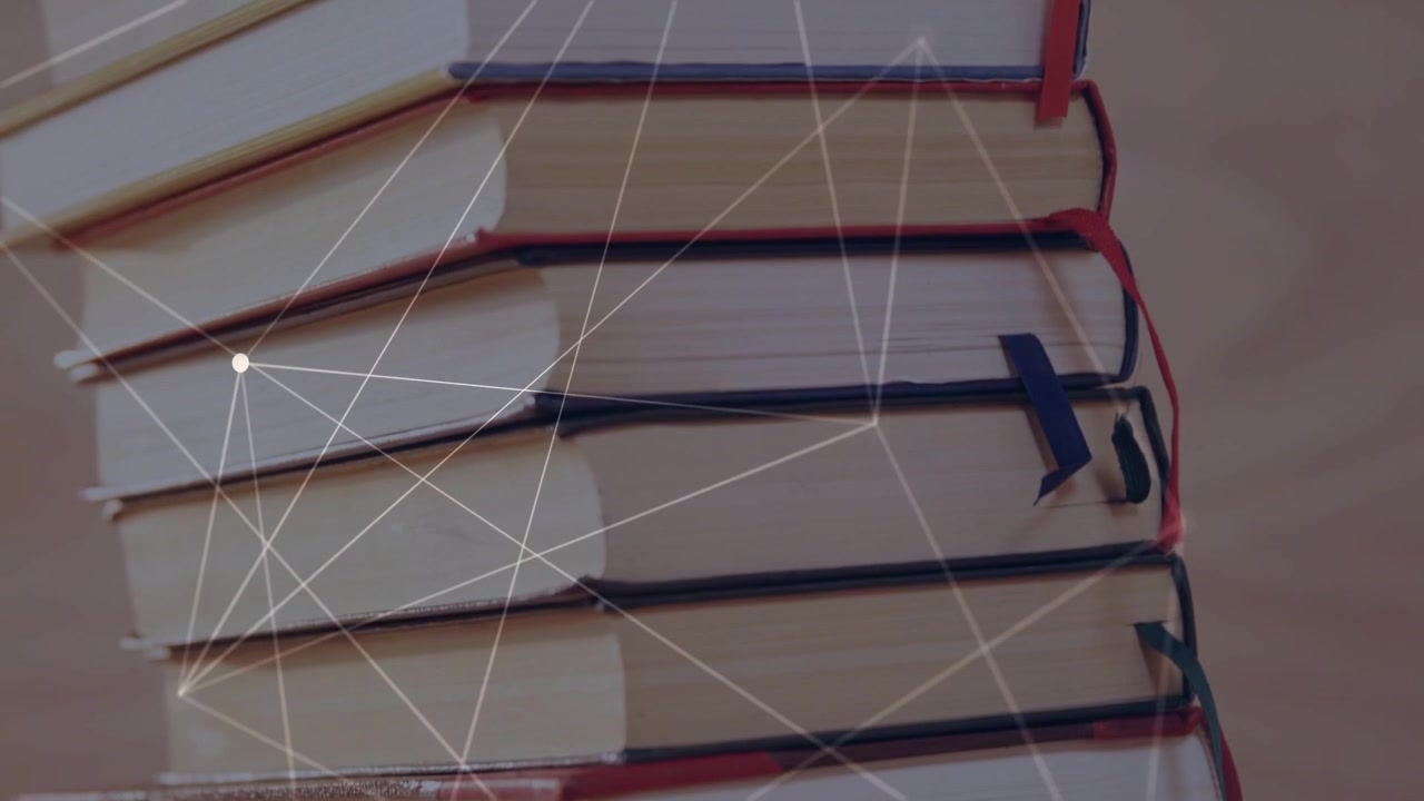 Una sovrapposizione di rete appare mentre la telecamera si solleva, collegando nodi attraverso una pila di libri e unendo concetti