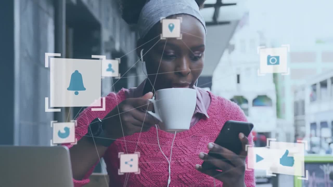 Animace sítě mediálních ikon nad šťastnou Afroameričankou používající chytrý telefon v pouliční kavárně