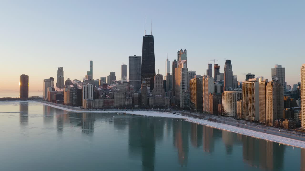 el horizonte de chicago reflejado en el lago michigan en un claro día de invierno