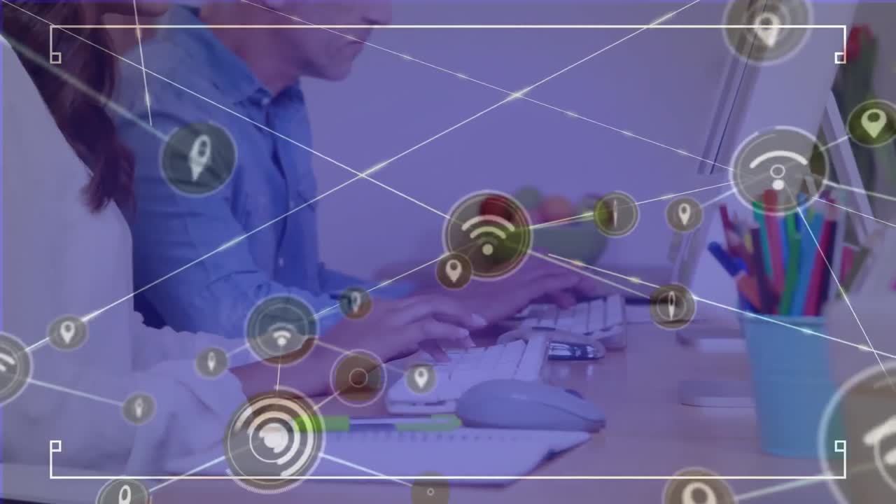 animación de una red de iconos digitales sobre diversos hombres y mujeres que usan computadoras en la oficina.