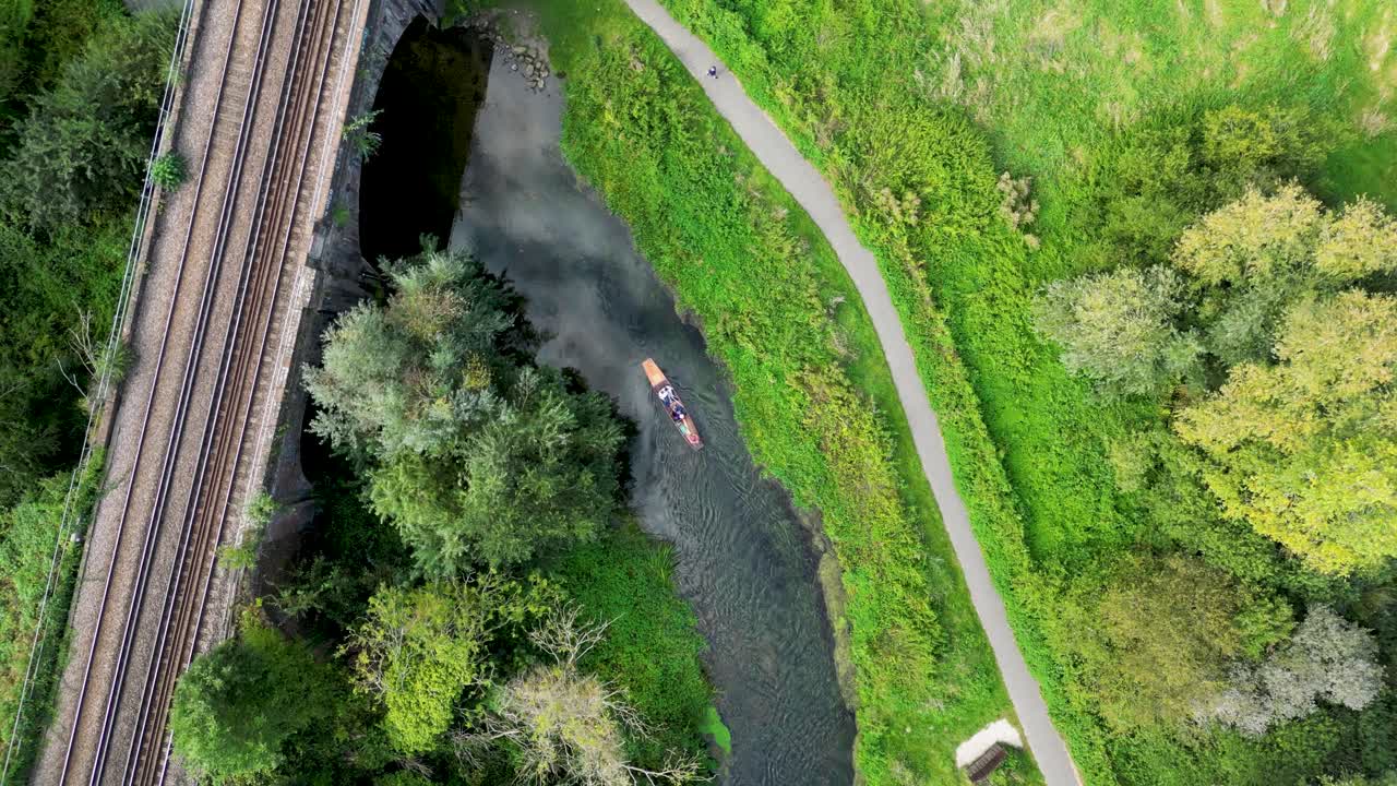 그레이트 스투어 강 (great stour river) 위에서 카야크와 함께 아름다운 공중 운동, 켄트, 캔터베리, 영국