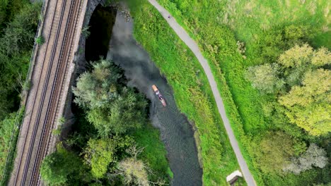 hermoso movimiento aéreo sobre el gran río stour con kayak, canterbury, kent, inglaterra