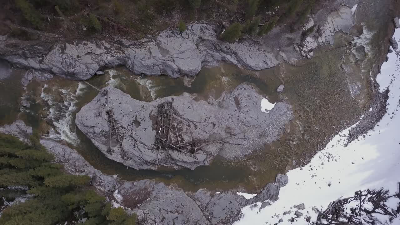 vista aérea de una isla rocosa del río en primavera