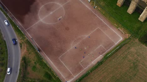 Jugendliche-Spielen-Fußball-In-Rom-Football