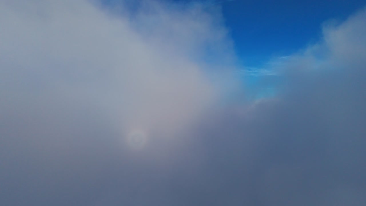 Betagende 4K-droneoptagelse i luften, der flyver over et hav af bløde, hvide cumulusskyer. Biografisk blå himmelhorisont, der er perfekt til himmel-, rejse-, vejr- og drømmende naturbaggrunde