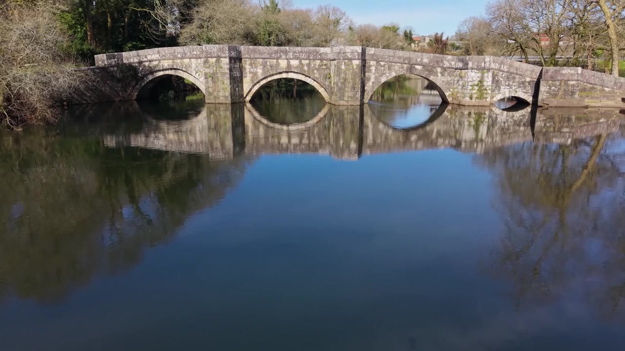 Ponte Romana de Brandomil (Ponte di Brandomil), storico ponte in pietra a Zas, Spagna. Ripresa aerea in allontanamento