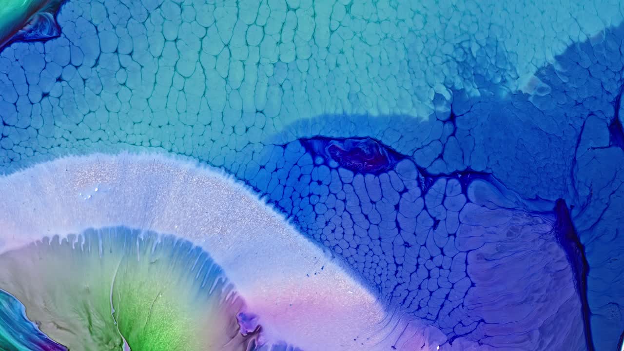 tinta azul y verde abstracta que se extiende en el agua con un movimiento dinámico y fluido, creando patrones orgánicos