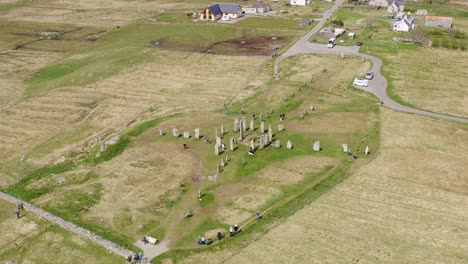 Tiro-De-Dron-De-Primer-Plano-Medio-De-Las-Piedras-Verticales-De-Callanish-En-La-Isla-De-Lewis,-Parte-De-Las-Hébridas-Exteriores-De-Escocia