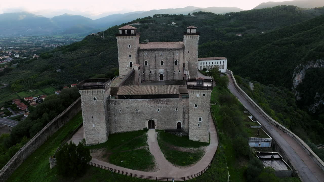 sobrevolar el castillo rocca albornoziana en el valle de spoleto durante el amanecer en umbría, italia