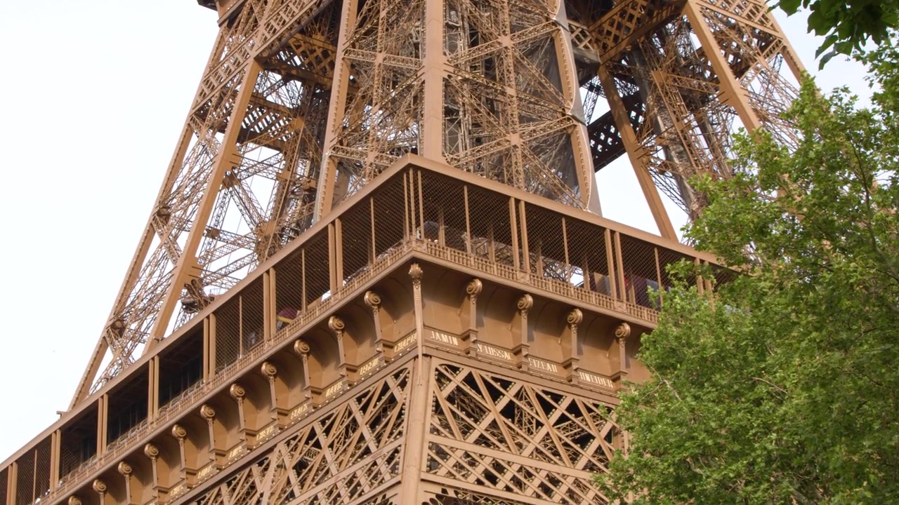 Vista dal basso della struttura della Torre Eiffel a Parigi