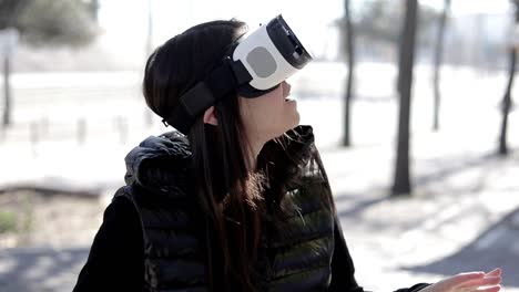 Aufgeregte-Frau,-Die-Draußen-Ein-VR-Headset-Verwendet