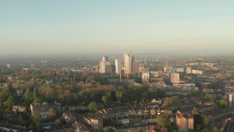 Toma-Aérea-Hacia-Lewisham-Londres