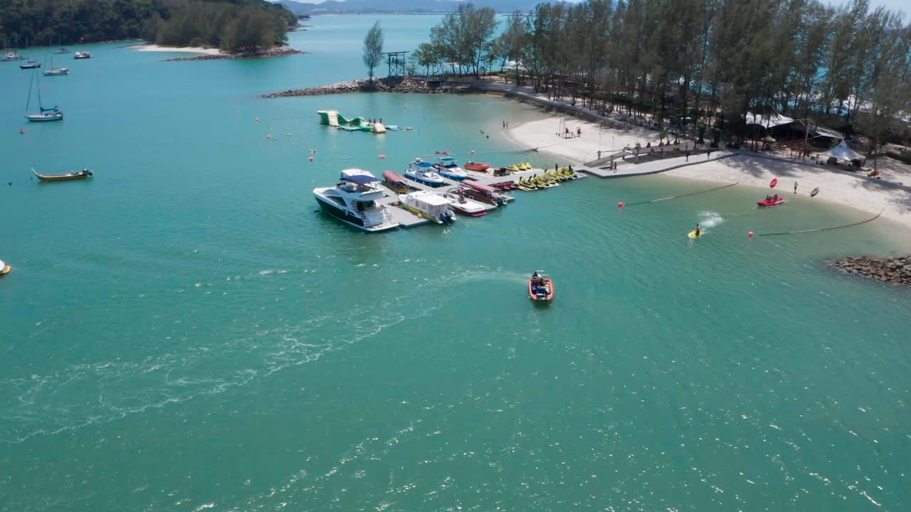 파워보트, 수상 스포츠에 부착된 고속으로 재미와 순항을 즐기는 사람들로 가득 찬 바나나 보트를 따라가는 항공 영상