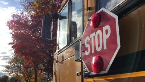 señal de parada de autobús escolar árboles de otoño regreso a la escuela