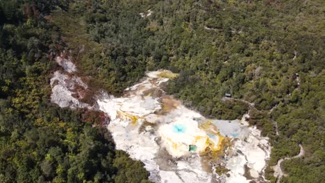 espectacular atracción geotérmica con hermosos colores en nueva zelanda