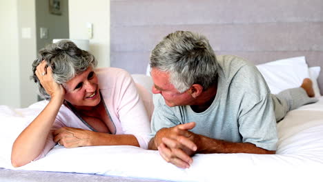 Pareja-Madura-Hablando-Entre-Ellos-En-La-Cama