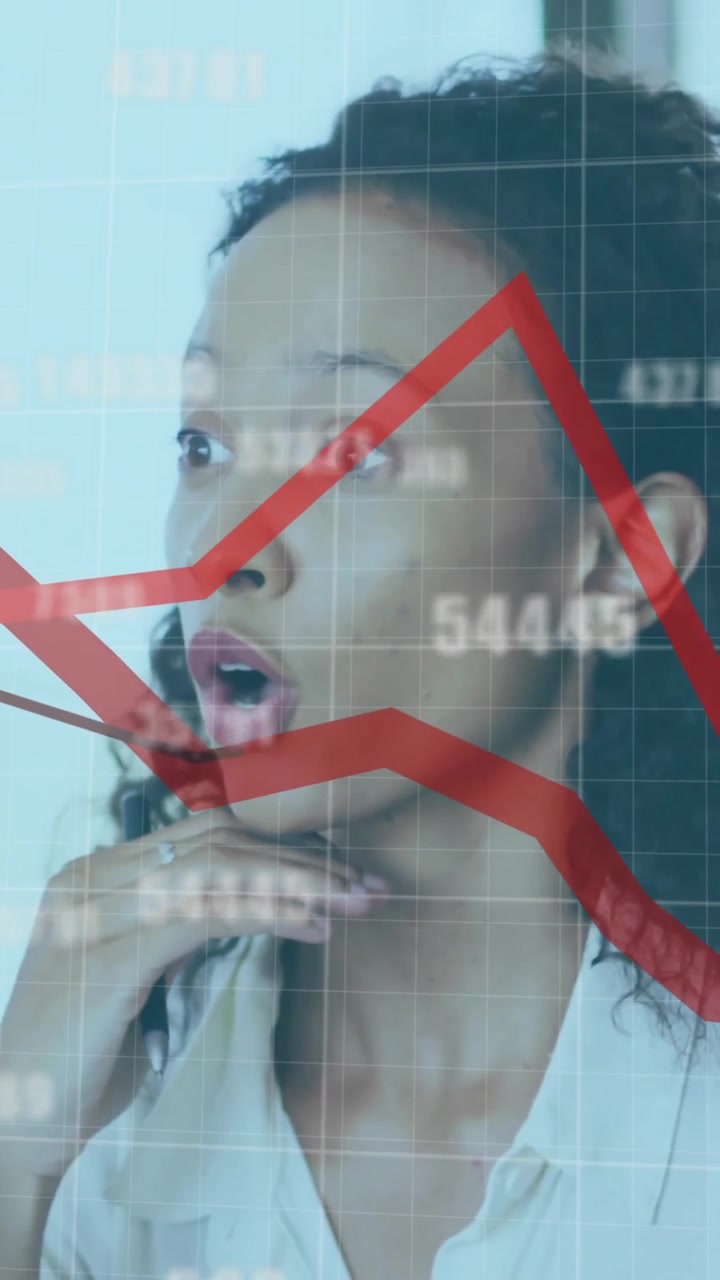 Animazione di linee rosse ed elaborazione dati su diversi professionisti in ufficio