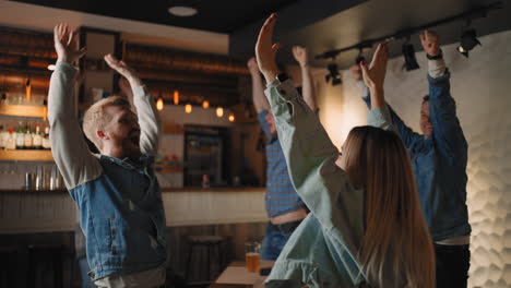 Amigos-Caucásicos,-Hombres-Y-Mujeres,-Animándose-En-El-Bar-Ro-Pub-Mientras-Ven-Un-Partido-Deportivo.-Los-Aficionados-Al-Fútbol-Ven-Partidos-En-La-Televisión-Con-Cerveza-Y-Aperitivos.