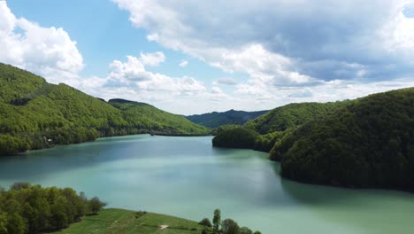 Agua-Turquesa-Del-Lago-En-La-Montaña-En-Primavera