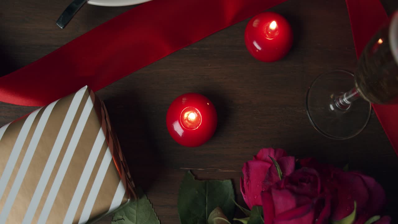 크리스마스 스타일의 장식된 테이블에는 많은 물체와 사막이 위쪽, 위쪽 아래쪽의 모션 뷰가 있습니다.