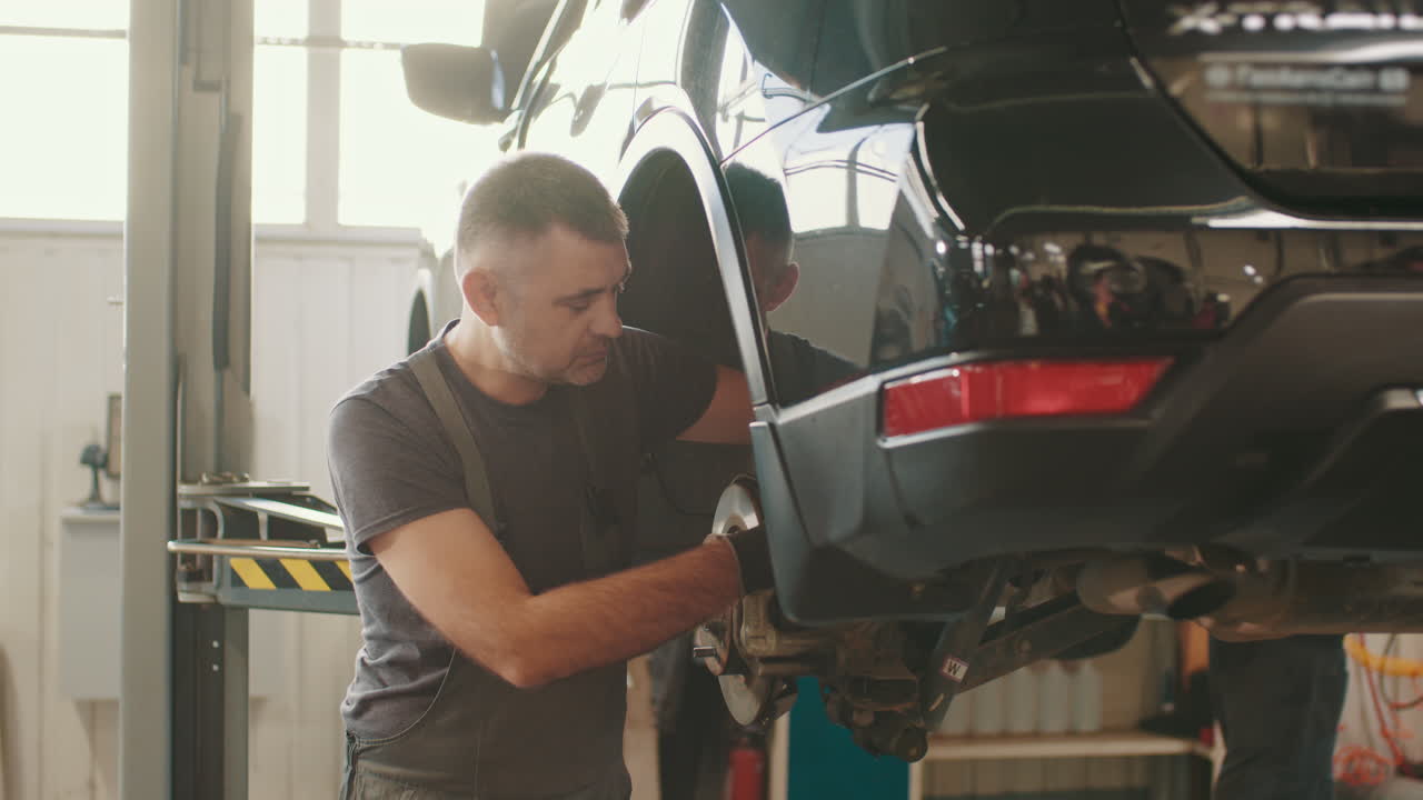 reparación de automóviles en un taller